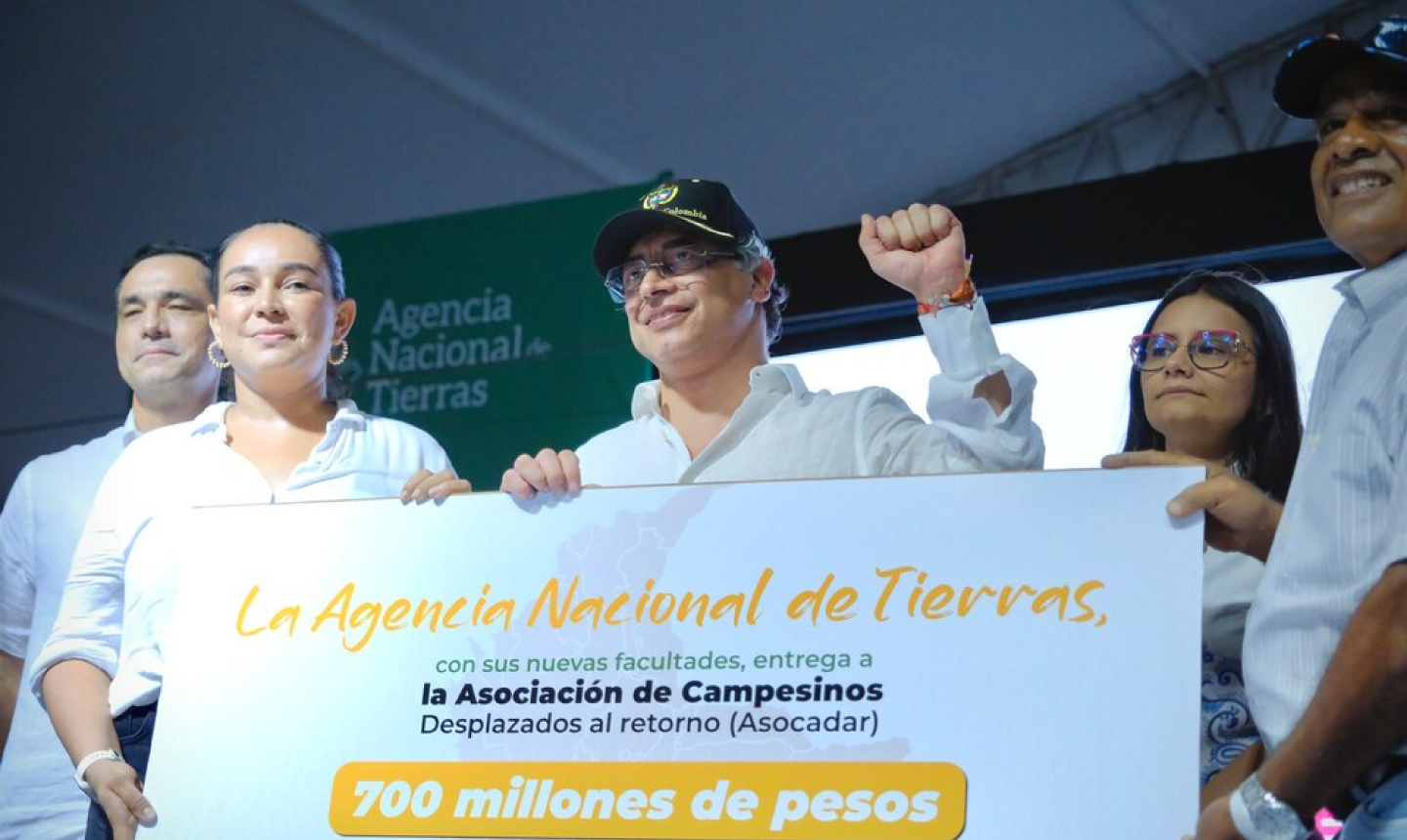Petro entregó tierras a víctimas en hacienda ligada al paramilitarismo