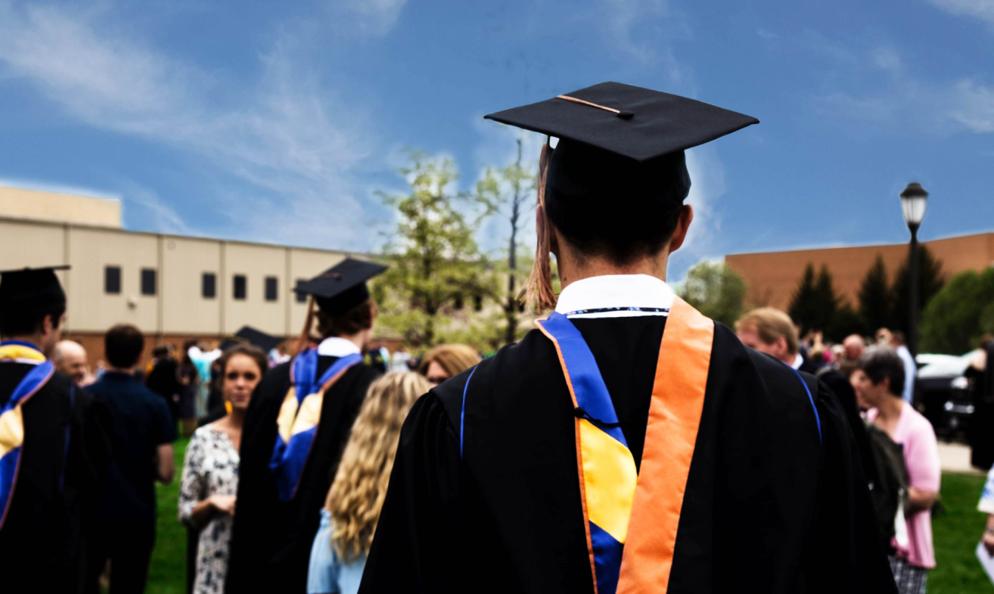 Abren convocatoria para becas en maestrías para servidores públicos y contratistas en Colombia