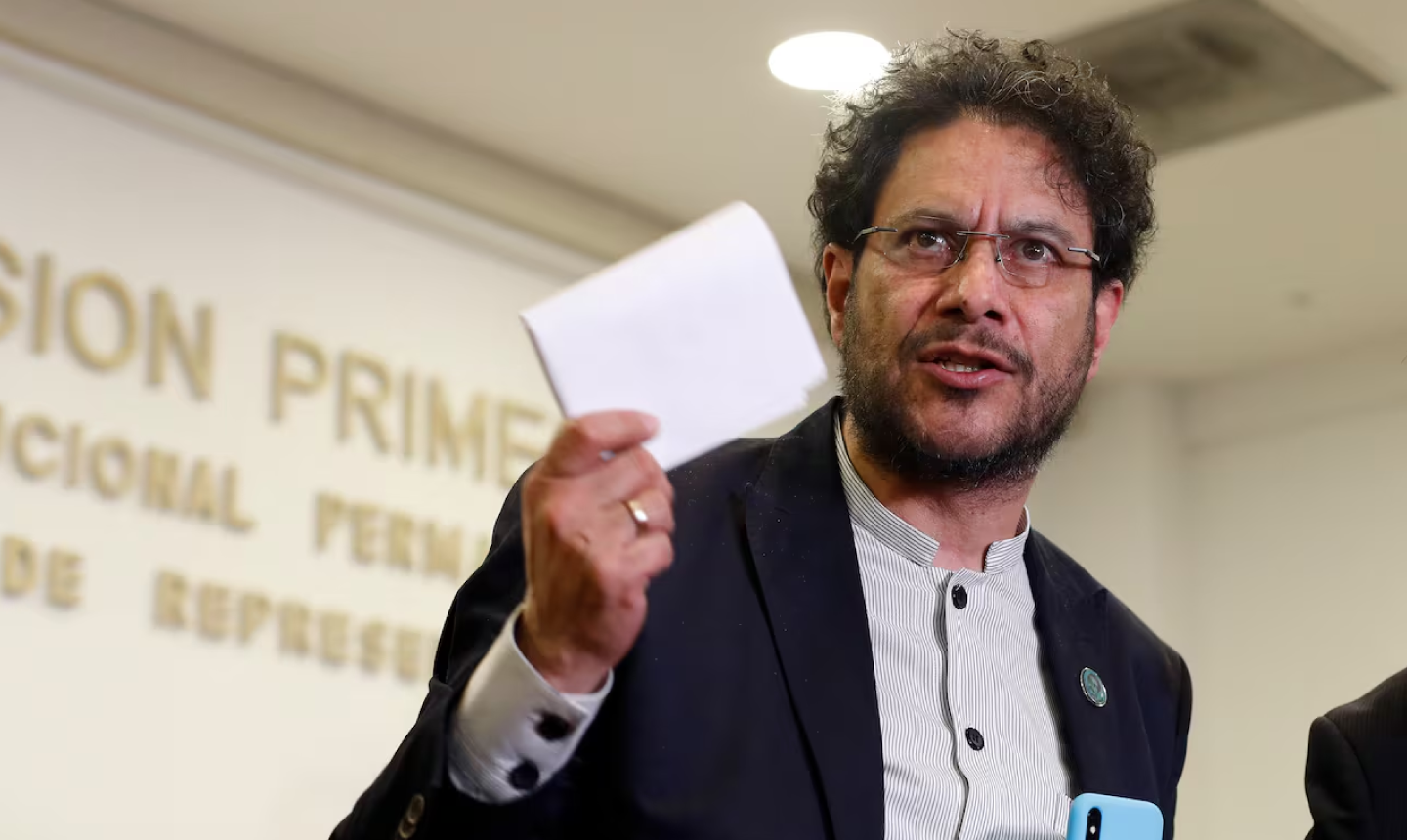 Cepeda califica de antidemocrática la decisión del CNE y anuncia que irá directo a primera vuelta