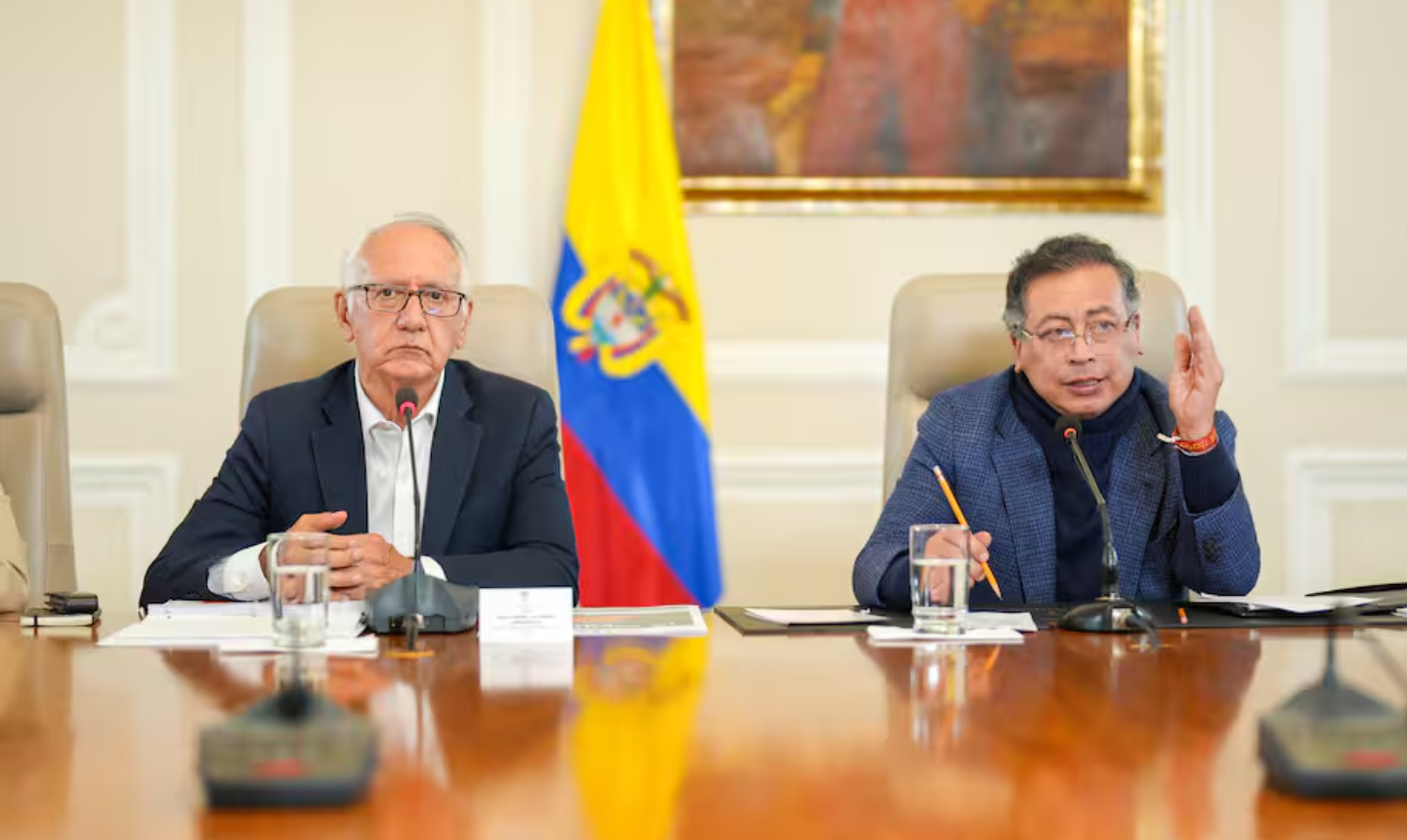 Ministro de Salud insiste en revisar cuentas de Sanitas y respalda a Petro