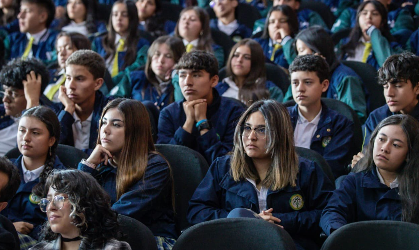 Jóvenes de estratos 1, 2 y 3 podrán estudiar carreras técnicas y tecnológicas en Bogotá con becas completas: estos son los requisitos
