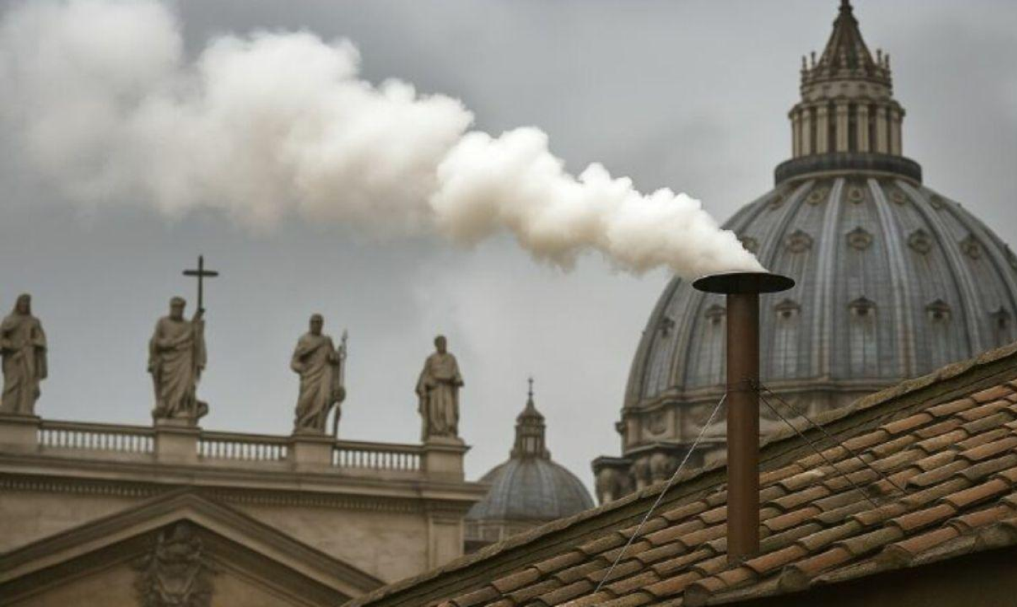 Fumata blanca en el Vaticano: ya fue elegido el sucesor del papa Francisco