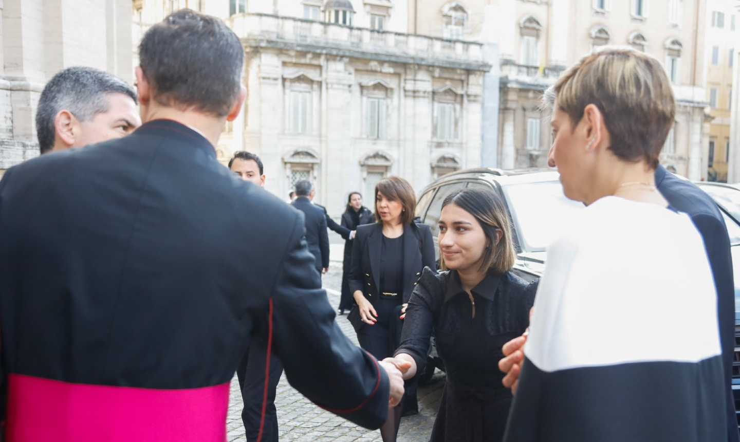 Laura Sarabia y Verónica Alcocer representaron a Colombia en el último adiós al papa Francisco