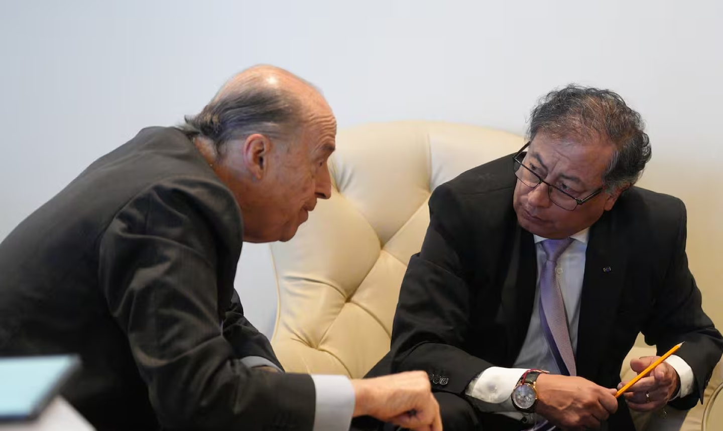 Presidente Petro denuncia penalmente a Álvaro Leyva por presunta traición a la patria