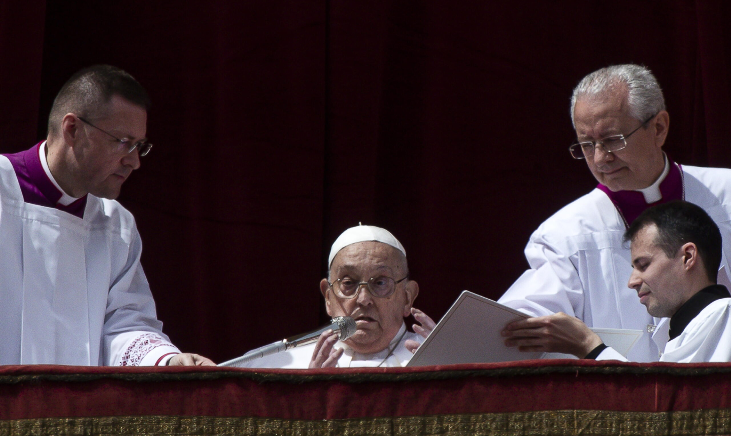 Papa Francisco reaparece en Pascua y lanza llamado urgente por la paz mundial