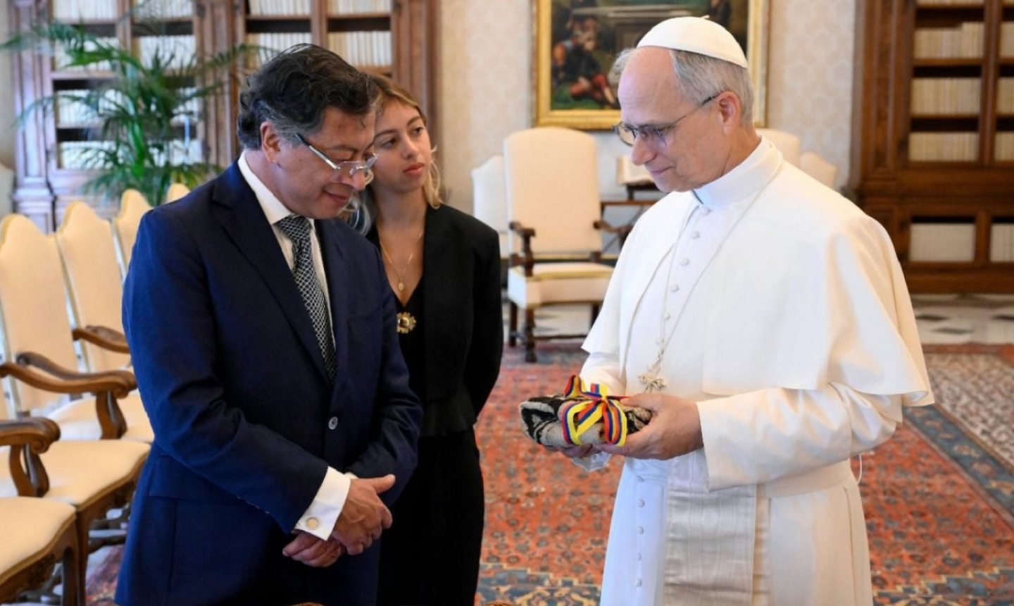 Gustavo Petro se reúne con el papa León XIV y le extiende invitación oficial para visitar Colombia