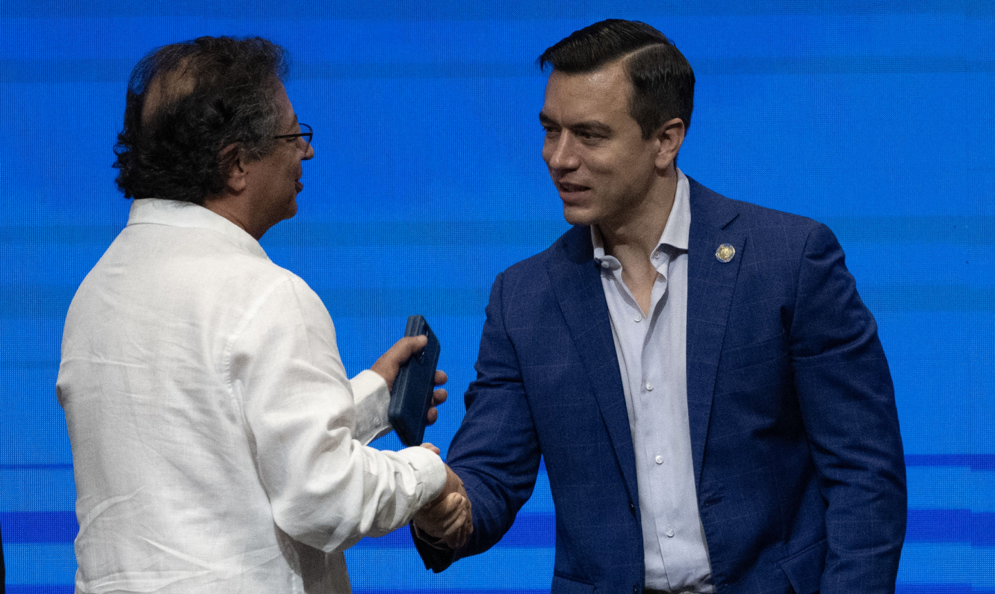 Gobierno Petro pone en duda elecciones en Ecuador y ofrece asilo a opositores