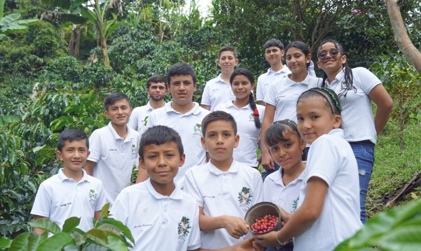 En Huila, los niños cultivan el futuro del café colombiano con el SENA