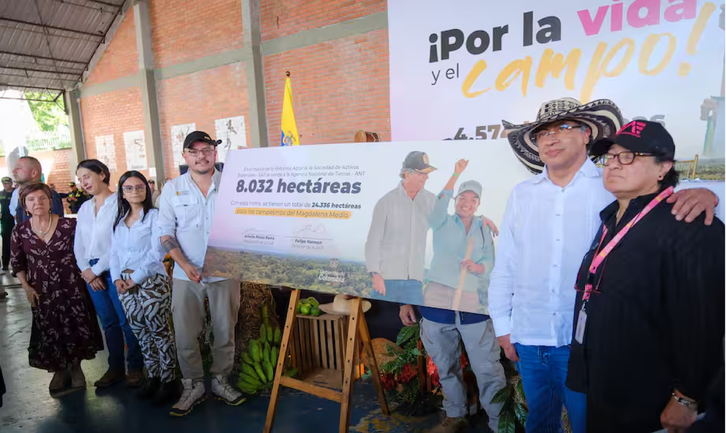 Petro entregó tierras despojadas por paramilitares en Barrancabermeja
