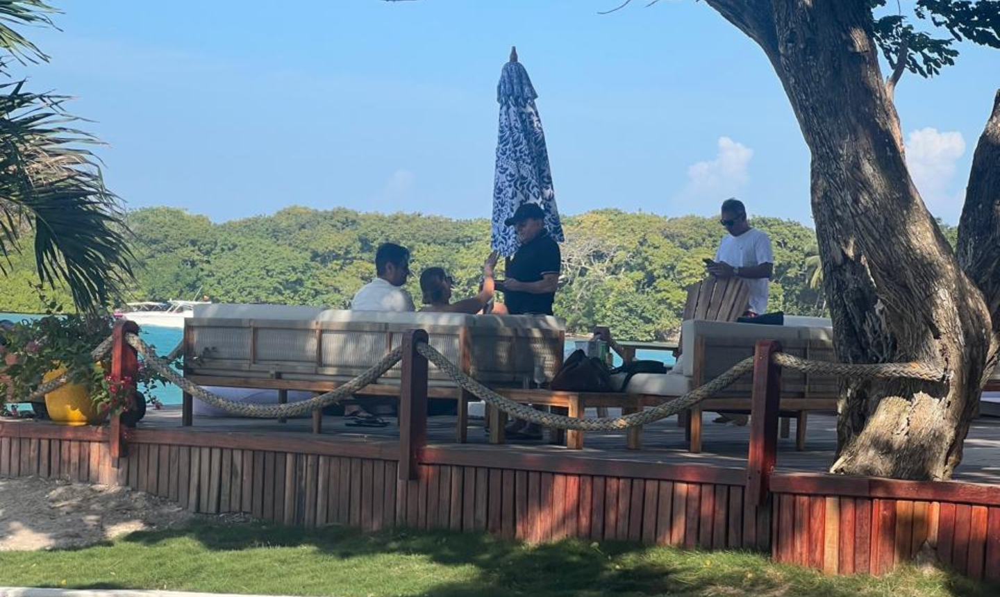 Magistrados del CNE habrían asistido a lujosa reunión en una isla privada mientras el país conocía la sanción contra el presidente Petro