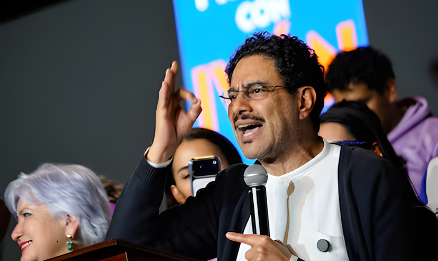 Iván Cepeda denunciará penalmente a magistrado del CNE y a conjuez por presuntos impedimentos no declarados