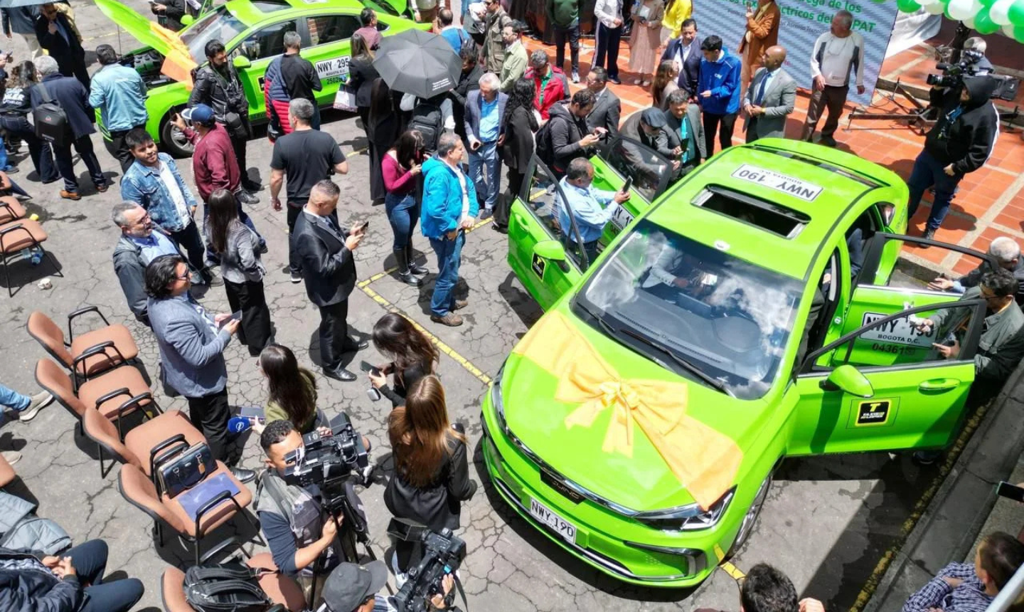 Movilidad limpia en marcha: Gobierno entrega primeros taxis eléctricos y va por más