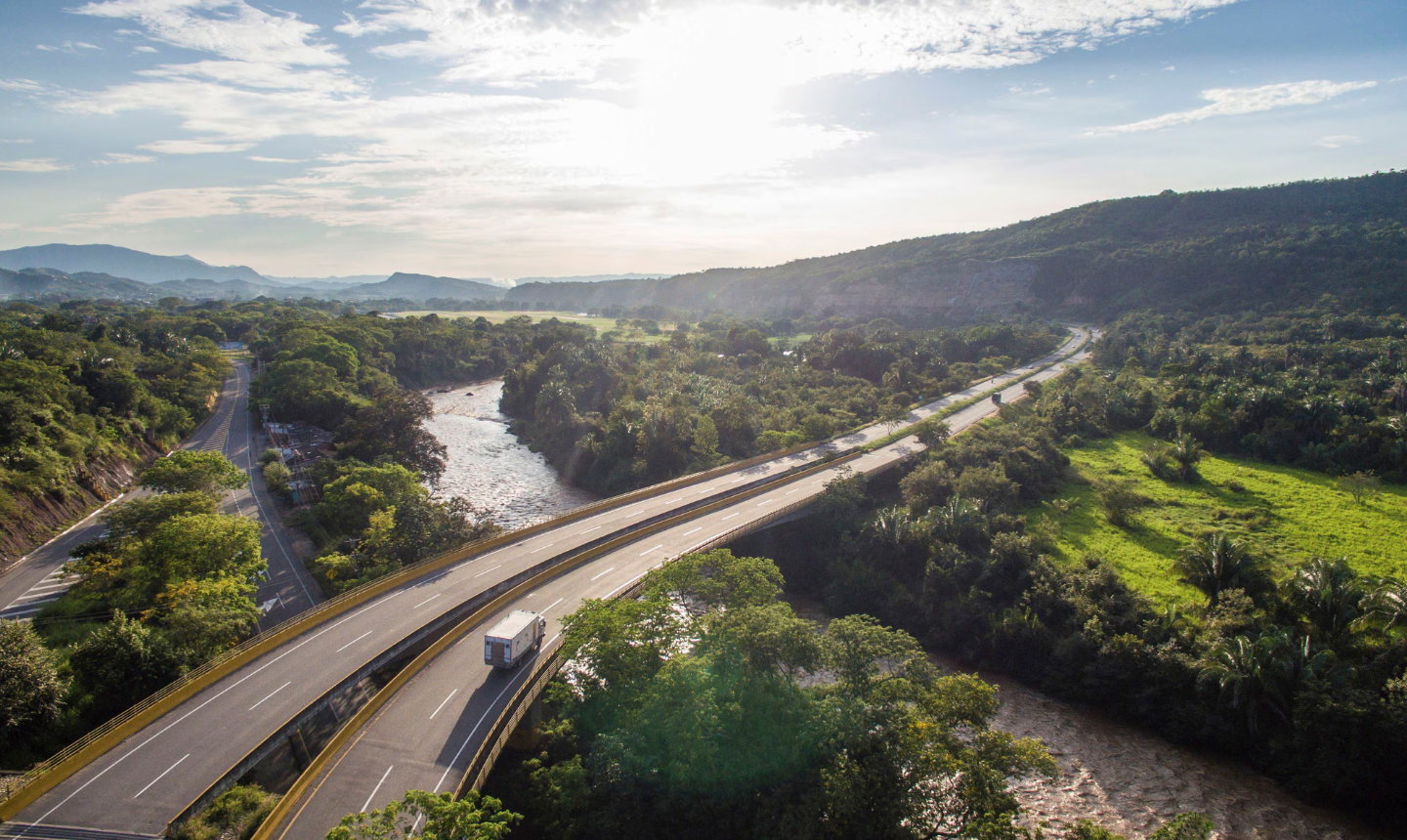 MinTransporte anuncia inversión de $8,7 billones para modernizar carreteras en 14 departamentos del país