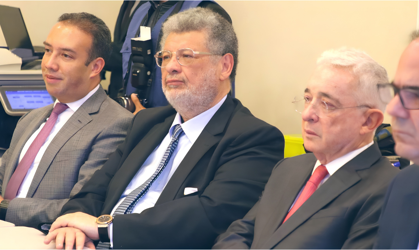 Defensa de Uribe busca frenar indagatoria por masacres de El Aro y La Granja: cuestiona tiempos para analizar a Mancuso